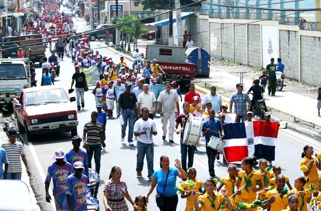 Desfile de la justa de beisbol en Moca